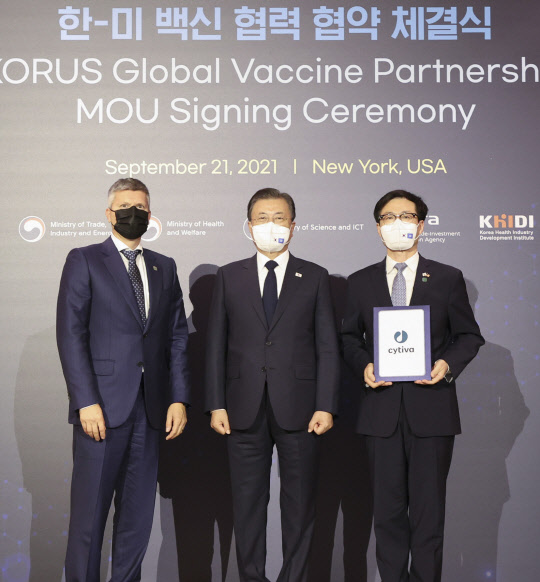 문재인 대통령이 21일(현지시각) 미국 뉴욕 시내 호텔에서 열린 한미 백신 협력 협약 체결식에서 여한구 통상교섭본부장에게 투자신고서를 제출한 임마누엘 리그너 싸이티바 회장과 기념촬영을 하고 있다. 연합뉴스.